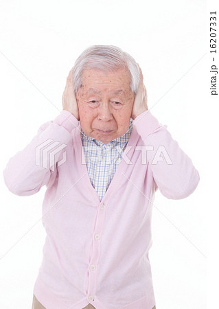 耳に手をあてるシニア 16207331