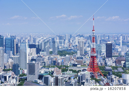 東京タワーとウォーターフロントを望む大都市風景の写真素材
