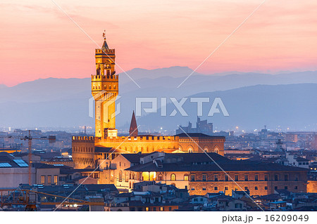 Palazzo Vecchio at sunset in Florence, Italy 16209049