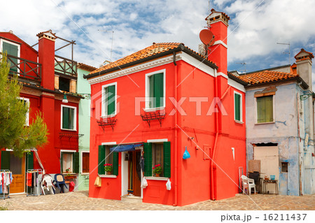 Colorful houses on the Burano, Venice, Italy 16211437