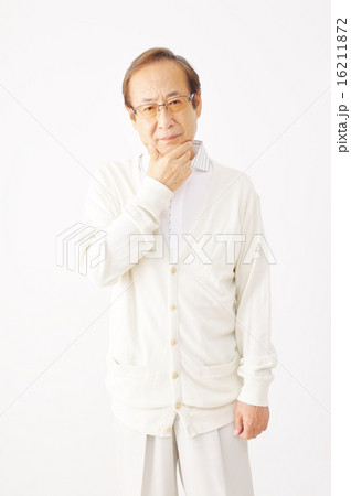 考え込むシニア男性 16211872