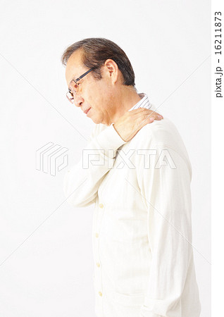 肩を押さえるシニア男性 肩を押さえるシニア男性 16211873