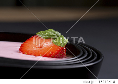 quark with strawberry in a black asian bowl 16213418