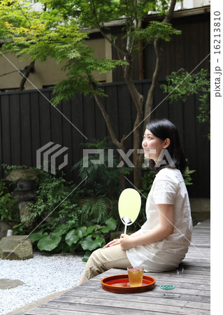縁側に座る女性 16213810