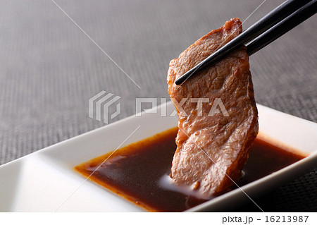 タレにつけた焼肉 16213987