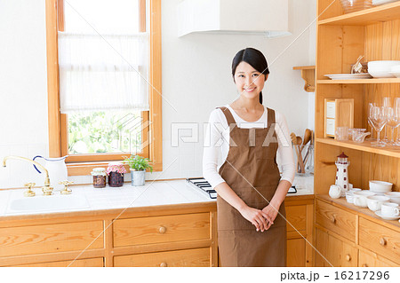 女性　キッチンイメージ 16217296