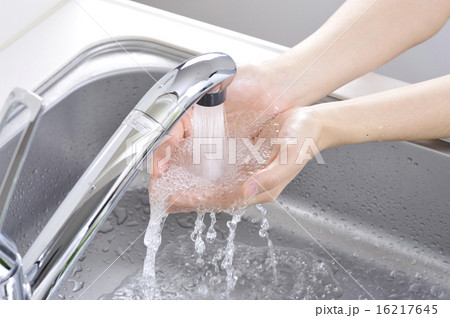 手を洗っている様子 16217645
