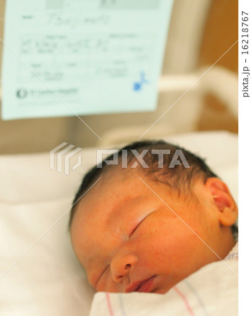 産院で眠る出産直後の新生児 16218767