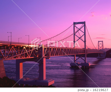 夕焼け染まる大鳴門大橋 鳴門岬 道の駅 うず潮 より展望 日本の道100選 の写真素材