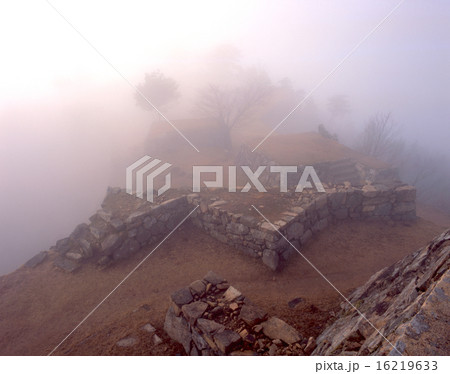 日の出直後、雲海の中から徐々に姿を現す幻想的な天空の城「竹田城跡」（天守台より）/「国指定史跡」 16219633