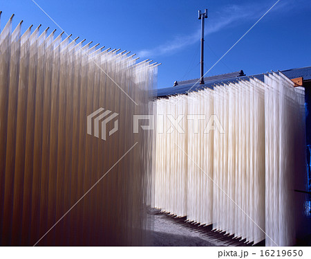 奈良の冬の風物詩、三輪そうめんの寒日干し 16219650