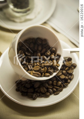 コーヒー豆とコーヒーカップ コーヒー豆とコーヒーカップ 16220016
