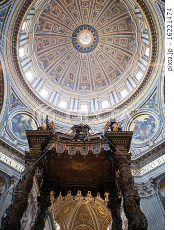 Roma, Vatican. Inside of Saint Peter's Basilica 16221474