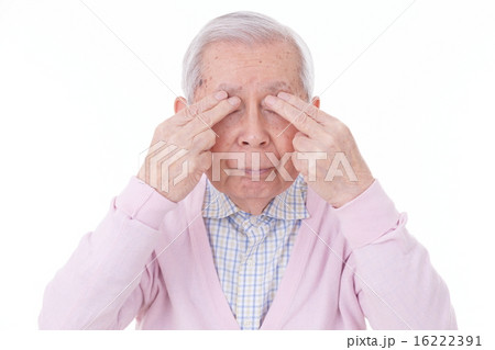 目をマッサージするシニア 16222391