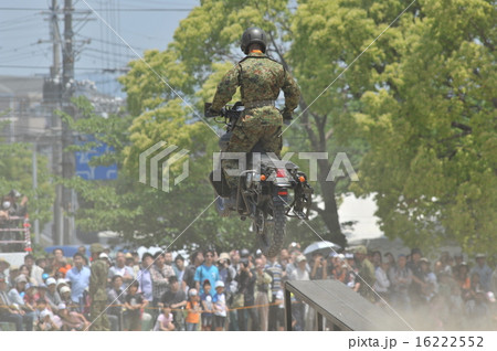 陸上自衛隊 駐屯地 一般開放 展示訓練 バイクジャンプ 16222552