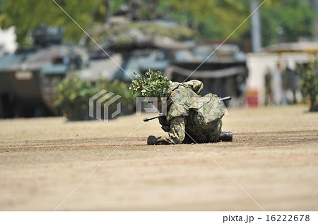 陸上自衛隊 駐屯地 一般開放 展示訓練 ほふく前進 16222678