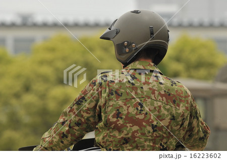 陸上自衛隊 駐屯地 一般開放 展示訓練 バイクに乗る偵察隊員 16223602