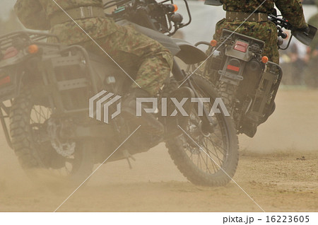 陸上自衛隊 駐屯地 一般開放 展示訓練 バイクに乗る偵察隊員 16223605