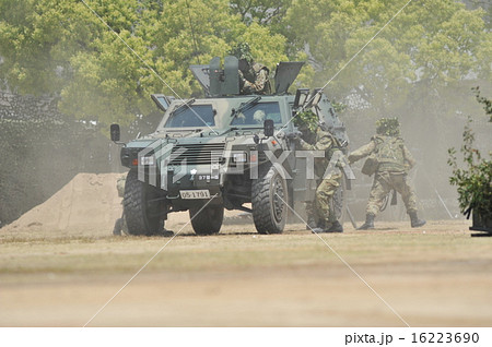 陸上自衛隊 駐屯地 一般開放 展示訓練 軽装甲機動車から展開する隊員 16223690