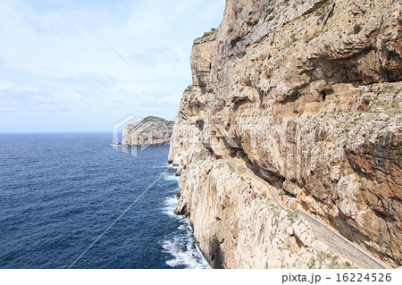 アルゲーロのネプチューンの洞窟への崖  Neptune's Grott in Alghero 16224526