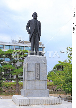 国宝松江城二の丸跡に立つ岸清一先生像 16226202
