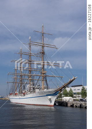 横浜停泊中の日本丸_縦 16227108