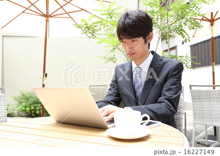 カフェでパソコンにむかうビジネスマン 16227149