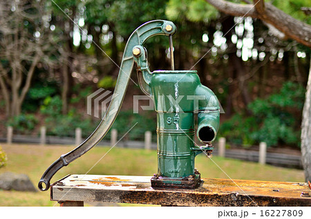 手押しポンプ式井戸手押しポンプ式井戸の写真素材 [16227809] - PIXTA