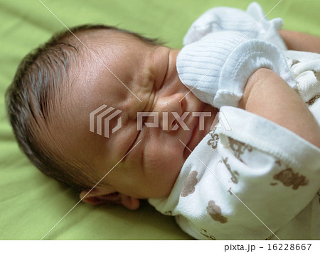 泣きだしたミトンをした赤ちゃん 泣きだしたミトンをした赤ちゃん 16228667