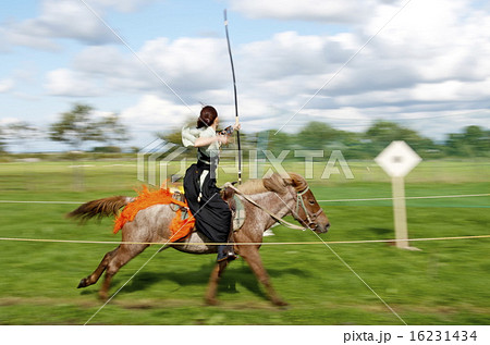 和装による馬上からの弓術、流鏑馬 16231434