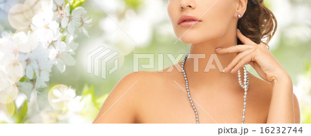 woman with pearl earrings and necklace 16232744