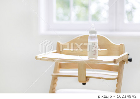 ベビーチェアと哺乳瓶 16234945