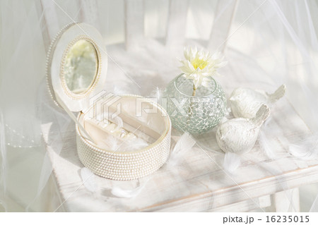 イスの上の宝石箱と花 16235015