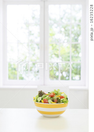 テーブルに置かれたサラダ 16235228