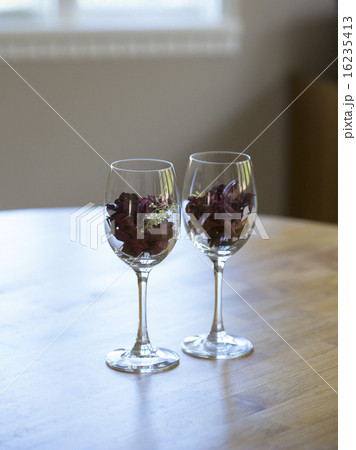 ワイングラスに飾られたポプリ 16235413