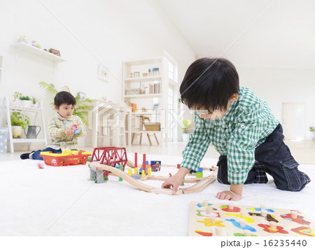 玩具で遊ぶ兄弟 16235440