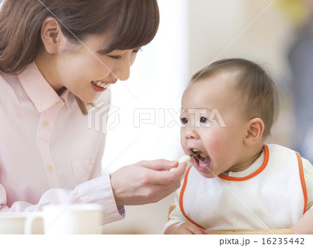 赤ちゃんに離乳食を食べさせる母親 16235442