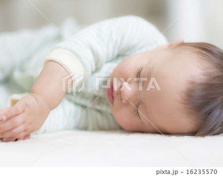 横になって眠る赤ちゃん 横になって眠る赤ちゃん 16235570