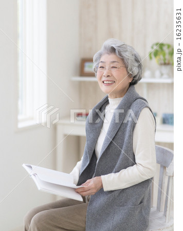 本を読むシニア女性 16235631