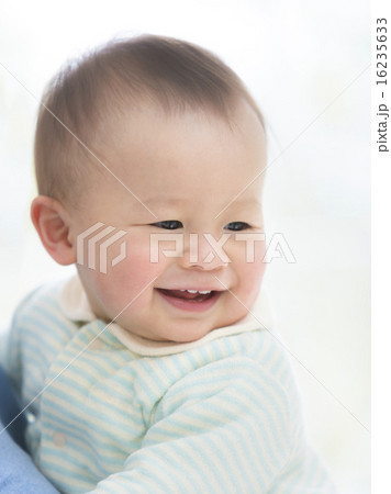 笑顔の赤ちゃん 16235633