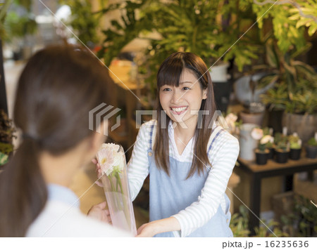 花を手渡す女性 花を手渡す女性 16235636