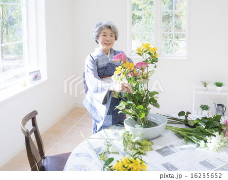 花を生ける着物姿のシニア女性 16235652