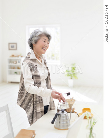 コーヒーを淹れるシニア女性 16235734