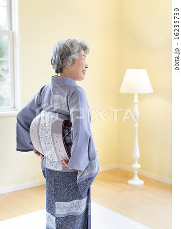 着物を着たシニア女性 16235739
