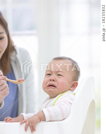 離乳食中に泣く赤ちゃんの写真素材 16235832 Pixta