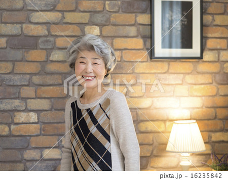 笑顔のシニア女性 16235842