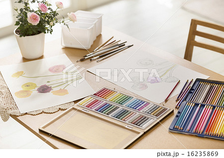 テーブルの上のぬり絵と色鉛筆 テーブルの上のぬり絵と色鉛筆 16235869
