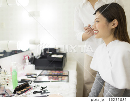 メイクをする女性 メイクをする女性 16235885