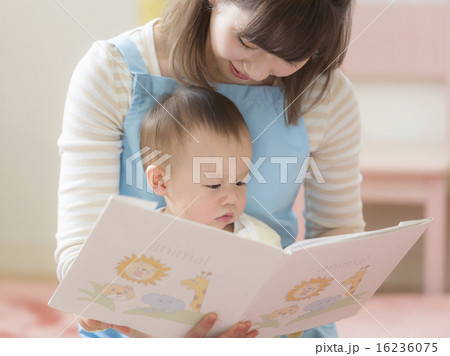 絵本の読み聞かせをする保育士 絵本の読み聞かせをする保育士 16236075