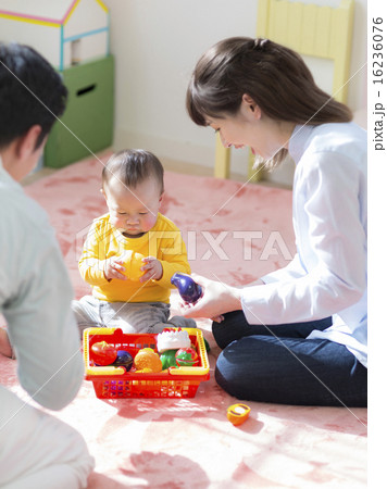 おもちゃで遊ぶ親子 おもちゃで遊ぶ親子 16236076